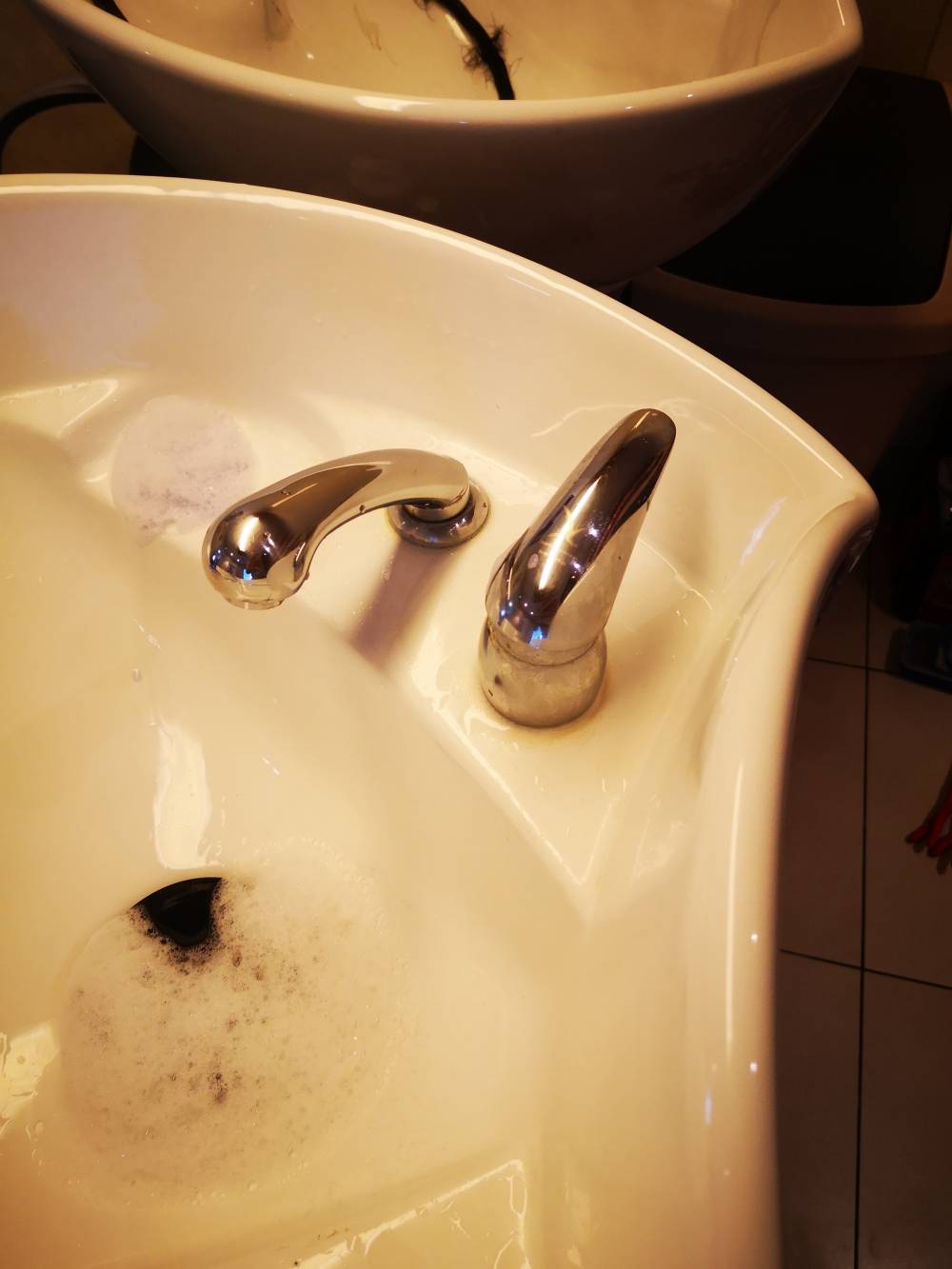 Ancienne douchette et robinet sur un bac à shampoing. Thouaré sur Loire